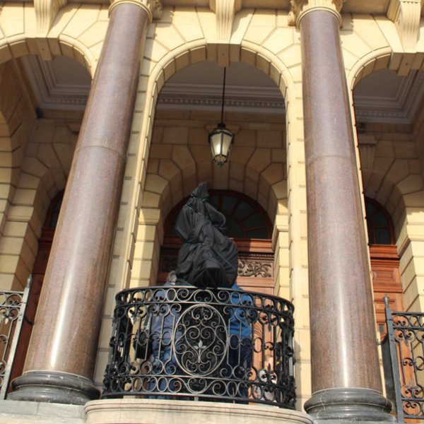 WesternCapeGov's tweet photo. The statue of #NelsonMandela has been positioned on the balcony of the @CapeTown Hall &amp; it is a perfect fit!  Join us just after 3pm on 24 July at the Grand Parade in front of Cape Town’s City Hall for the unveiling. https://t.co/itH3aQbeSr #Mandela100 #BeTheLegacy https://t.co/ufulqST9b4