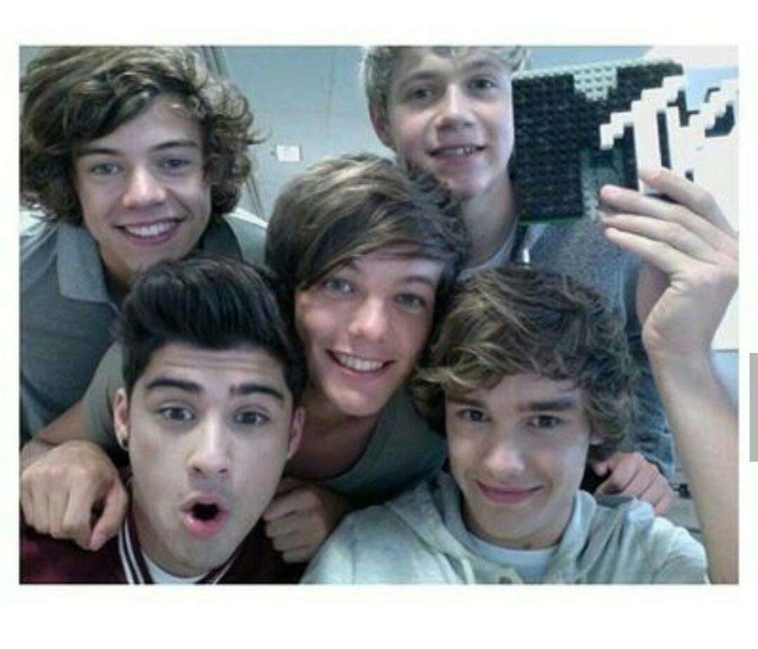 iejoniall's tweet photo. "Esta es mi familia, es pequeña y esta rota pero aun así es la mejor" 

#8YearsOfOneDirection https://t.co/FDirmP70cz