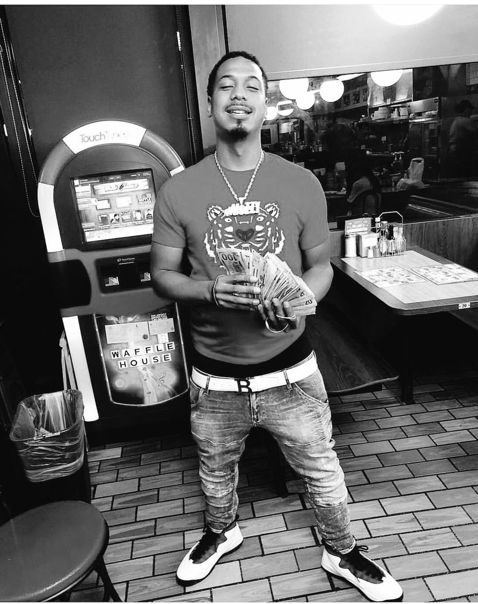 NothinButslaps's tweet photo. Sacramento Rapper @cellyruMFR is joining @DJ_J12’s #SacramentoUnityChallenge and is offering a Free Verse to local artist trying to unify Sacramento’s local rap scene https://t.co/SJCby7LJrz