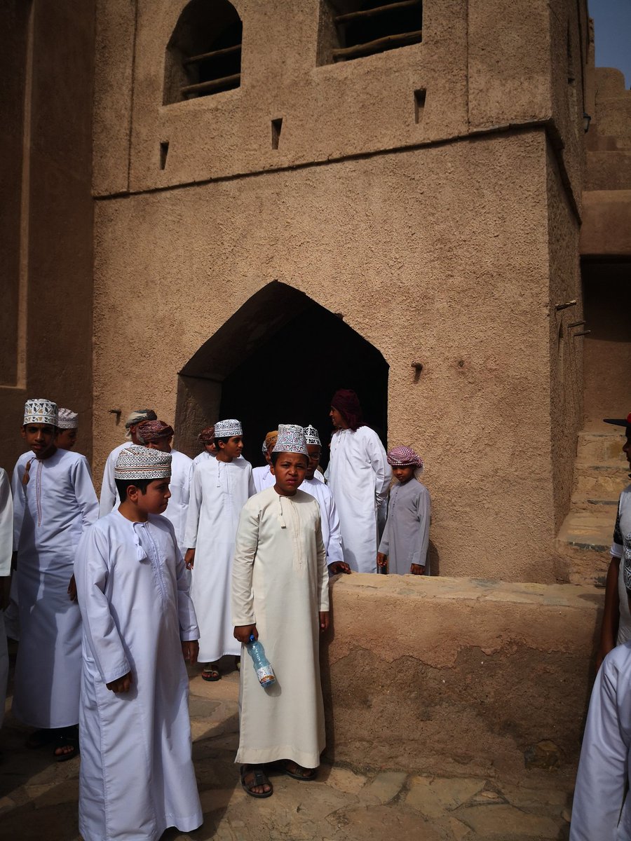 اليوم الثامن بمركز العلاء بن الحضرمي بولاية ينقل الصيفي وفعالياتنا زيارة حصن بيت المراح والتعرف على المنجزات العمانيه وكذالك محاضره عن العمل التطوعي العماني وأشكاله... الكتاتيب ودورها في تعليم الطلاب قديماومسابقات في حب عمان