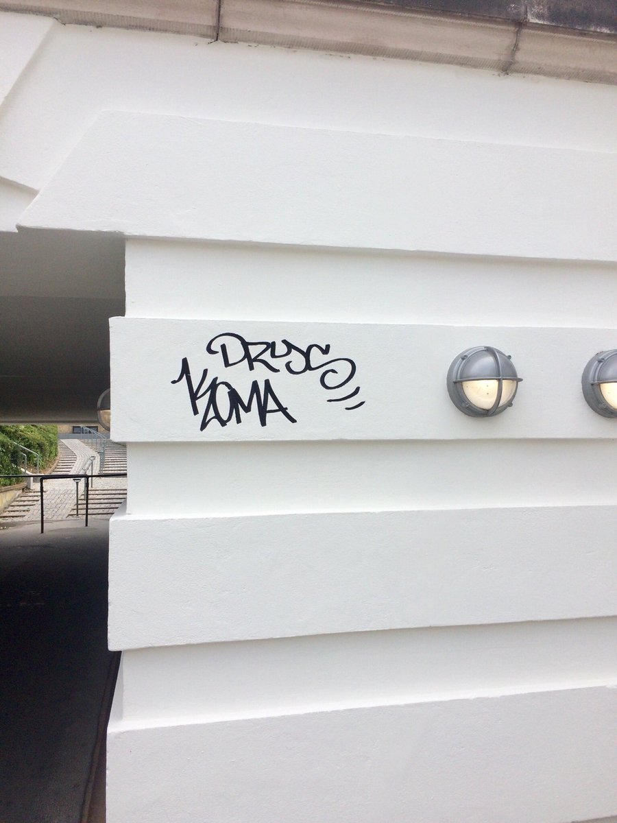 bbjerregaard's tweet photo. @omDSB Så er der igen tegnet graffiti på den helt nymalede væg ved Ordrup Station, det er så ærgerligt. Jeg skrev i går til jer i en streng, tror ikke I har set det. 😳😬. #ordrupstation #graffiti                                      Vh Birgit Bjerregaard, Ordrup https://t.co/dQtiufMgIz