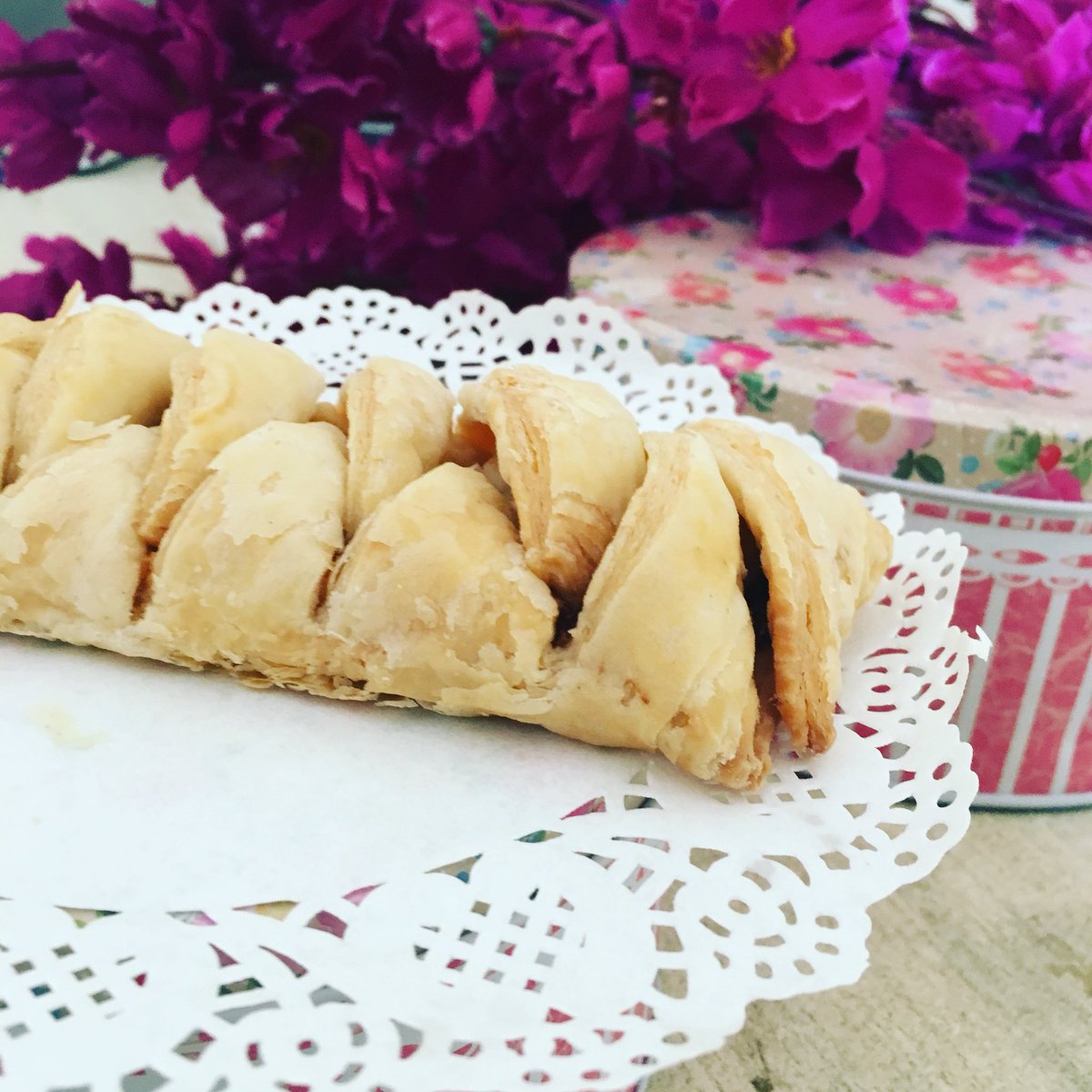 IndulgebyIC's tweet photo. Nutella with a twist? Try this delicious Nutella cream cheese twist and drive away the Monday blues!
#nutella #nutellago #creamcheese #brownies #instafood #instagood #foodporn #dessertporn #foodgasm #chocolate #beautifulcuisines #foodie #foodphotography @foodie_features https://t.co/C46dLVkIMe