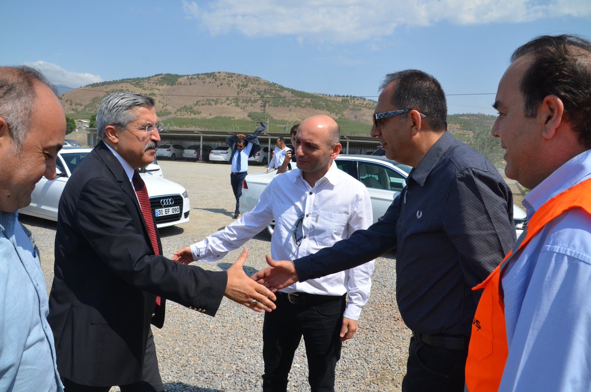 Hatay_Dsi's tweet photo. KILAVUZLU SULAMA PROJESİ BİNLERCE HEKTARLIK ARAZİYE HAYAT VERECEK
Dev Projemiz GAP'tan Sonra Türkiye'nin En Büyük Sulama Projelerinden Biri Olan ve Amik Ovamızı Bolluk ve Berekete Kavuşturan Menzelet-Kılavuzlu-Tahtaköprü-Karasu Sulama Projesini; Hayalden Gerçeğe Dönüşecek. https://t.co/tNkXvKksvZ