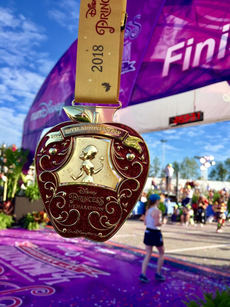 seoulcuteclub's tweet photo. กำลังเล็งๆงานนี้อยู่ Run Disney 2019 ที่ฮ่องกง 🏃🏻‍♀️🏃🏻‍♀️ไม่ใช่คนรักการวิ่งไรเลย แต่งานมันน่ารักมากกกกก Princess Run คือดีงาม แต่งตัวกันไปตามtheme ชอบอะไรแบบนี้ โดยเฉพาะเหรียญนะอยากสวยยยเก็บให้ครบเลย 💘💘 https://t.co/DufokMqbsh