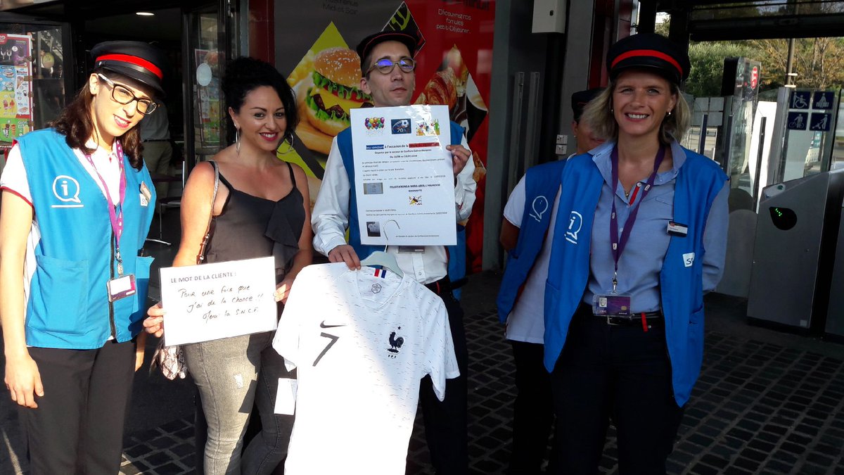 TeAm6_CsH's tweet photo. Bonjour chers voyageurs grâce au challenge 1 jour 1 mail Mlle nora à eu le plaisir de recevoir un maillot des bleus champione du monde c est un cadeau tire au sort pour récompenser et fêter ce belle été vous aussi donner votre mail pour recevoir des informations sur votre ligne https://t.co/kodmC4K1Sj