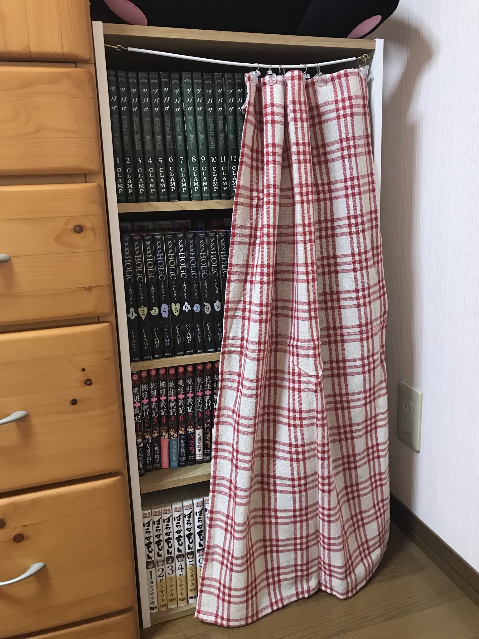 みつき カーマとダイソーが最高 カーマ製の板が動かせるカラーボックスに棚板追加して本棚っぽく カーテンレールと布はそれぞれダイソーでお安い上 カーテン用の布なんて縦も横もカラボにほぼ合ってる 余ってる布をカーテン用に切って縫う手間が100円