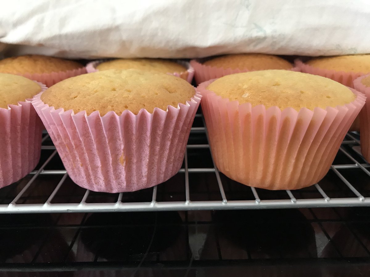 kitchen_coco's tweet image. Not impressed with  poor quality baking cases. Turned transparent in the oven. These were for wedding cupcakes and I am seriously unhappy with the result. And I had peelers. The case on the left is not yours. See the difference?