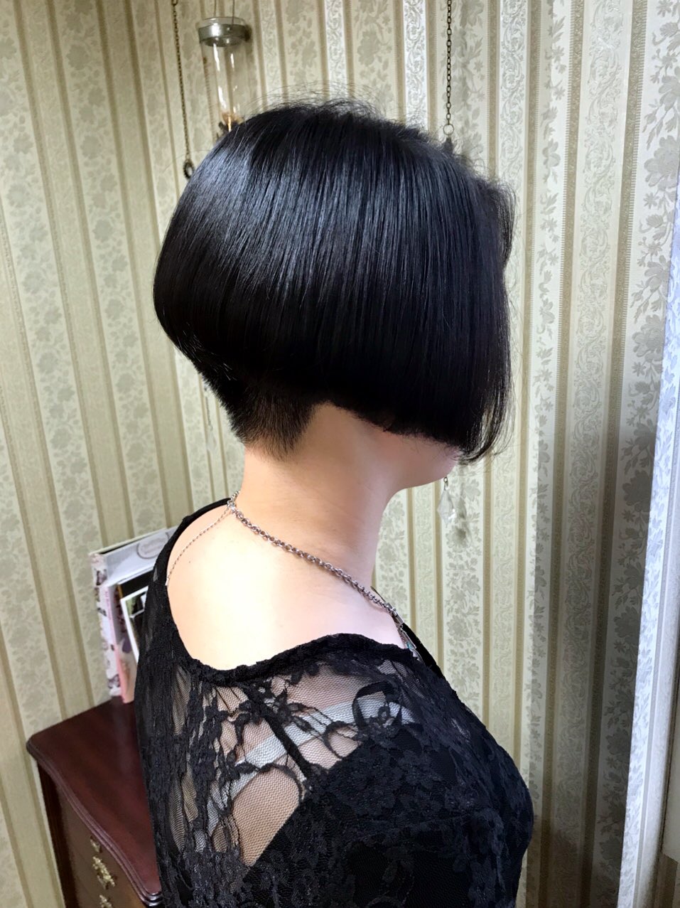 シャンテグラム V Twitter ヘアスタイル紹介 襟足を刈り上げた モードなグラデーションボブ ストレートアイロンでお仕上げ致しました シャンテグラム V Twitter ヘアスタイル紹介 襟足を刈り上げた モードなグラデーションボブ ストレートアイロンでお仕上げ致しました