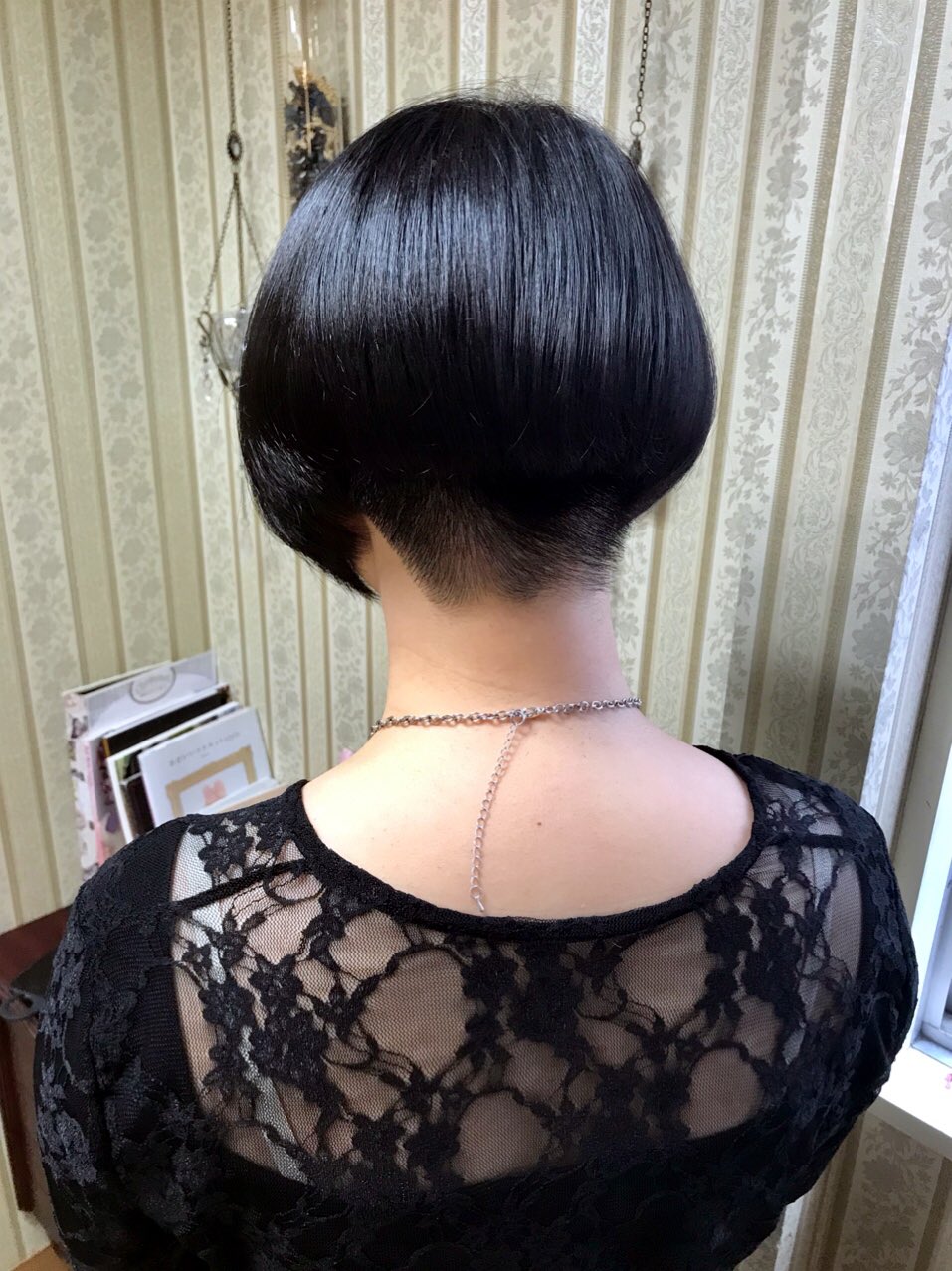 シャンテグラム V Twitter ヘアスタイル紹介 襟足を刈り上げた モードなグラデーションボブ ストレートアイロンでお仕上げ致しました シャンテグラム V Twitter ヘアスタイル紹介 襟足を刈り上げた モードなグラデーションボブ ストレートアイロンでお仕上げ致しました