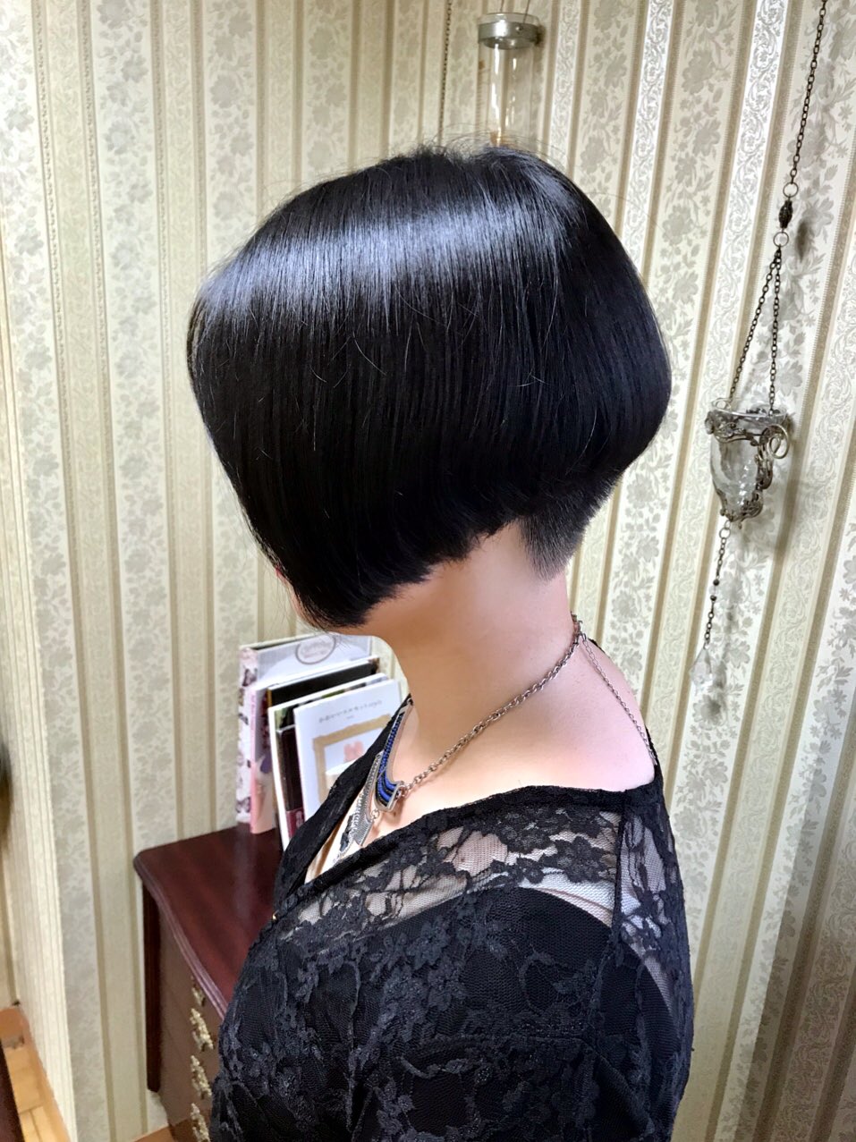 シャンテグラム V Twitter ヘアスタイル紹介 襟足を刈り上げた モードなグラデーションボブ ストレートアイロンでお仕上げ致しました シャンテグラム V Twitter ヘアスタイル紹介 襟足を刈り上げた モードなグラデーションボブ ストレートアイロンでお仕上げ致しました