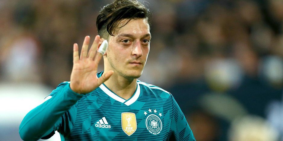 JoachimHebel's tweet photo. #Hoeneß hinterzieht Steuern in Millionenhöhe = schwere Straftat

Reus fährt monatelang ohne Führerschein = Straftat

#Özil &amp; Gündogan machen (ein dummes) FOTO mit Erdogan und alle drehen monatelang durch.

Sagt nochmal einer, es sei kein Rassismus und nicht persönlich. https://t.co/22kmJig0iS