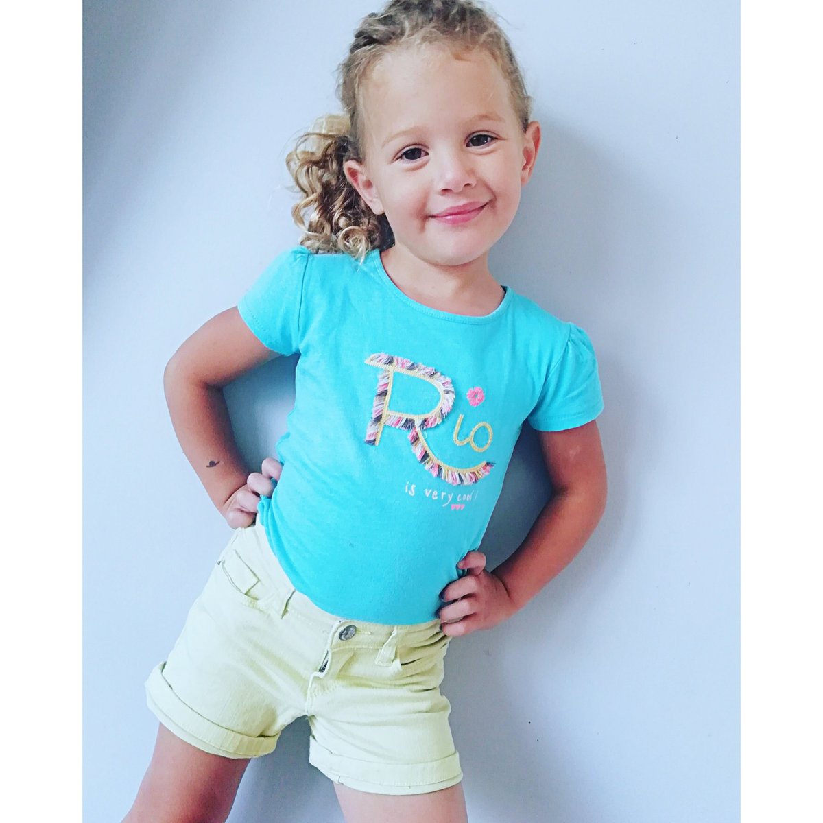 Tenue du jour de Manon... Le jaune et le bleu... Nos couleur de l été <a href="/tapealoeil/">Tape à l'oeil</a> @pueribourse #mannequin #mode #tenuedujour