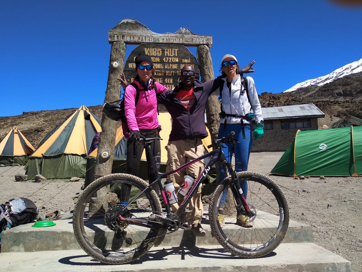 ElmundoBolsillo's tweet image. Kilimanjaro, un viaje Imposible - Bike Experience Tours lleva un par de años preparando todos los detalles para ofrecer en exclusiva un viaje que combine  aventura y deporte en un lugar mágico. Ruth Moll y Ruth Gomez han viajado a África para ser las primeras en probar este reto.