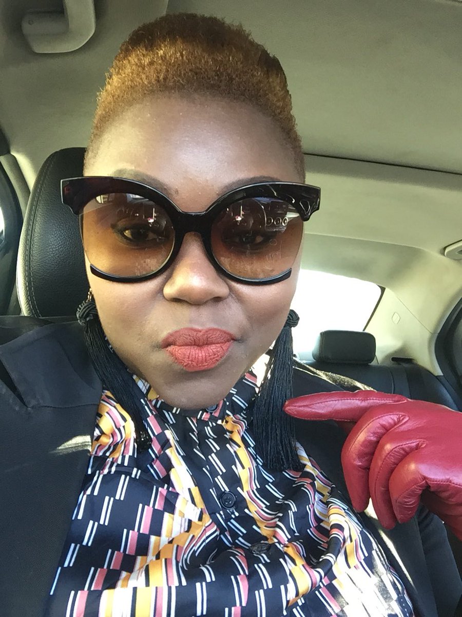 MpotsengBentley's tweet photo. Vuka Geza qhoka ama #leather #gloves and rock #lipstick then #ubangene. #HappyMonday #DoYouBoo #Positivity https://t.co/M3Lhgfsc32