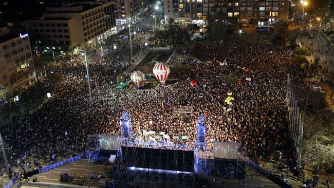 DovLipman's tweet photo. A tale of two people.
Rabin Square and the Kotel.
Both pictures taken at the same time last night.
Our challenge - and the only way for the goals of both groups to be met: Finding a platform for conversation and compromise to enable us to move forward as ONE PEOPLE. https://t.co/4zX9G1PeHp