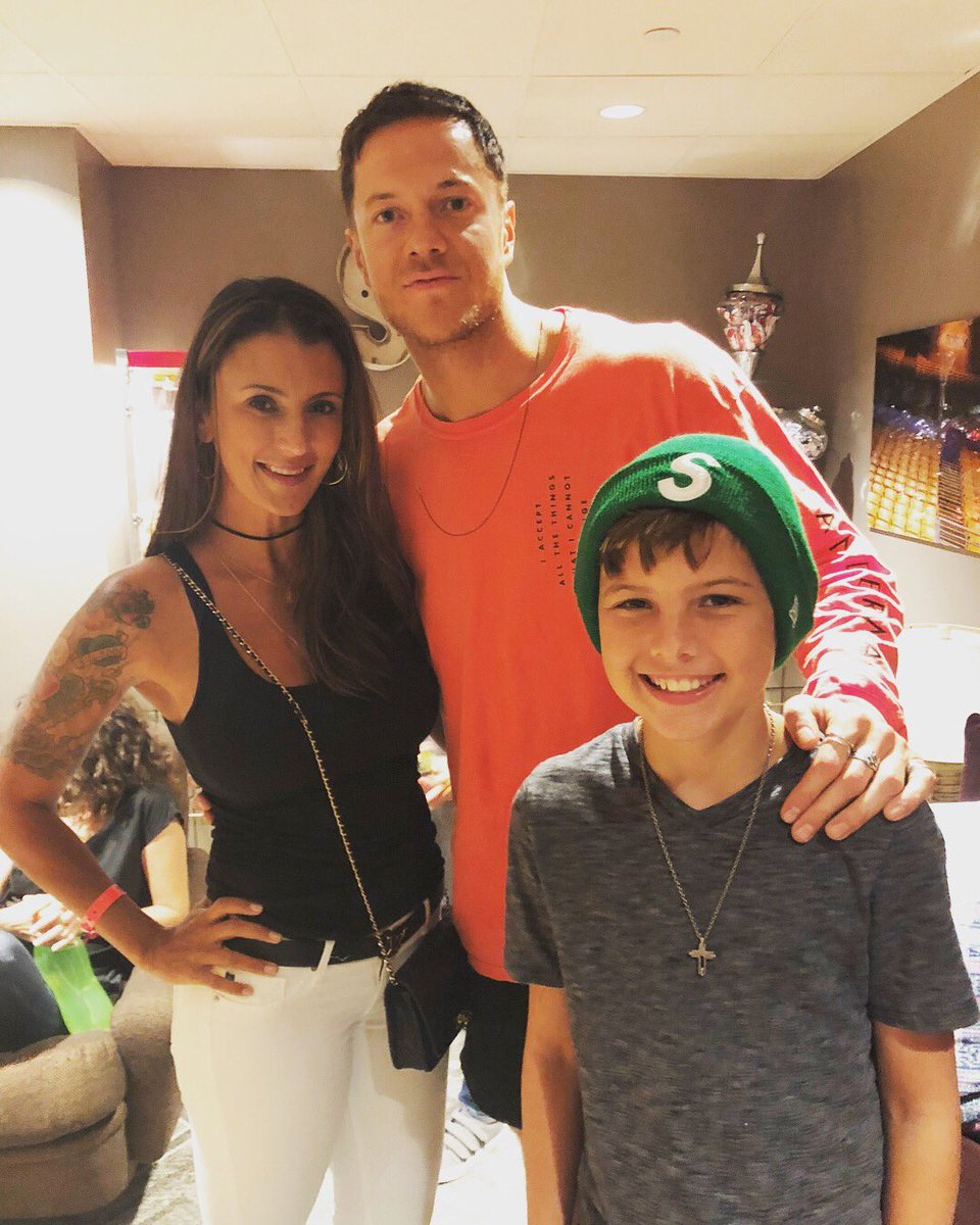 TalindaB's tweet photo. Thank you @danreynolds for using your voice to save so many!! And for putting this smile on my son’s face :) #LOUDLOVE #320changesdirection @imaginedragons https://t.co/zGLJbaLTEX
