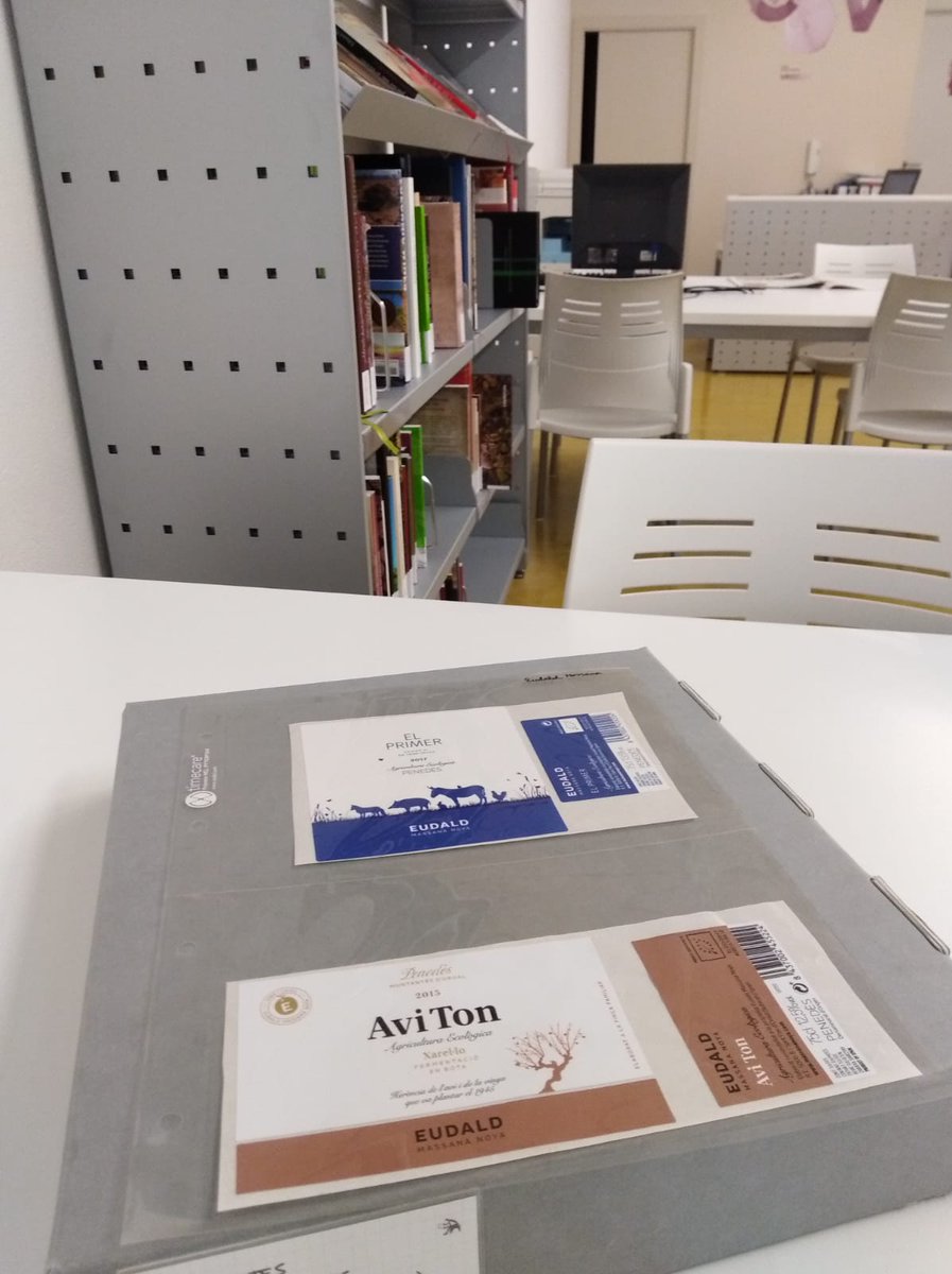 vinseum's tweet photo. La nostra col·lecció d'etiquetes de vi creix gràcies a la generositat del nostre #amicdhonor @EudaldMassana q ens ha donat 10 conjunts
La col·lecció es pot consultar al nostre Centre de Documentació.
#gràcies #estemmoltcontents #donació #investigació #gràficadelvi https://t.co/pVycMGwQqb