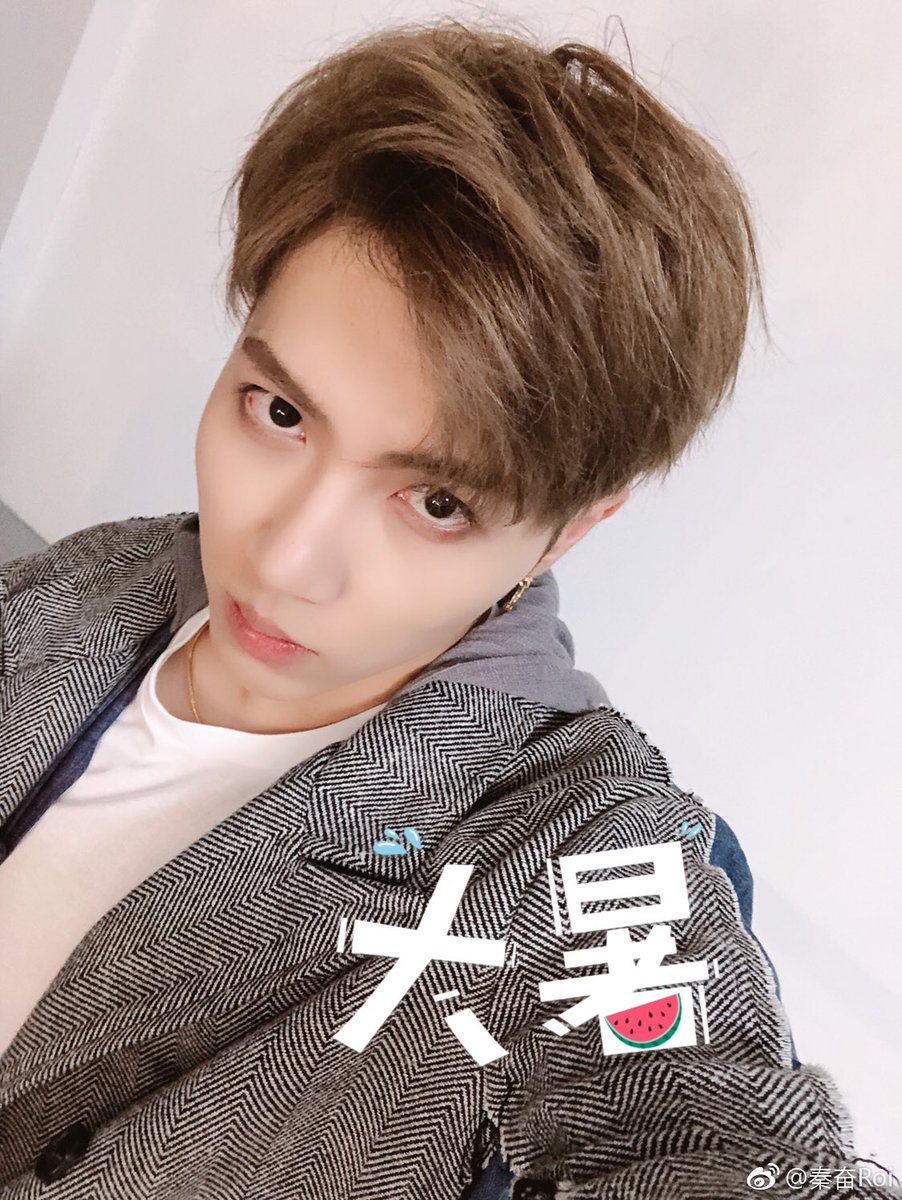 jiejiejie8's tweet photo. Cr. 秦奮微博
เฟินเกอมาเตือนหน้าร้อนกินน้ำเยอะๆ ตากแอร์น้อยๆ ระวังเป็นหวัดนะจ๊ะ //ประเด็นคือให้ใช่แค่พัดทางนี้ก็เอาไม่อยู่ค่ะเฮีย ¥_¥ #IdolProducer #AWAKEN_F #QinFen https://t.co/dp5GdebnmP