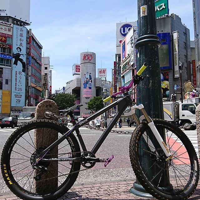 JunYamagishi's tweet photo. それにしても暑いね~😆
8月はどうなるんだ?!
#MTB #downhill #allmountain #freeride #enduro #trail #singletrack #techin #gs400 #CHRISKING #CHROMAG #shimano #SLX #sram #NX #mavic #crossmax https://t.co/vuMl8bwVaN https://t.co/XG1YrWg9yX