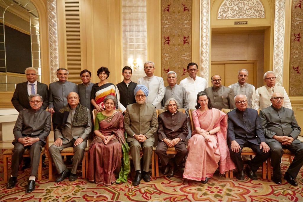 KEntertainmaint's tweet photo. Here's the first look of the main cabinet from #TheAccidentalPrimeMinister. Starring @AnupamPKher, @mathurarjun, @AahanaKumra &amp; @suzannebernert, it's directed by @GutteVijay &amp; will release on Dec 21, 2018.

@TAPMofficial @mehtahansal #AkshayeKhanna @mayankis @Bohrabrosoffic1 https://t.co/n42gFXbEBm
