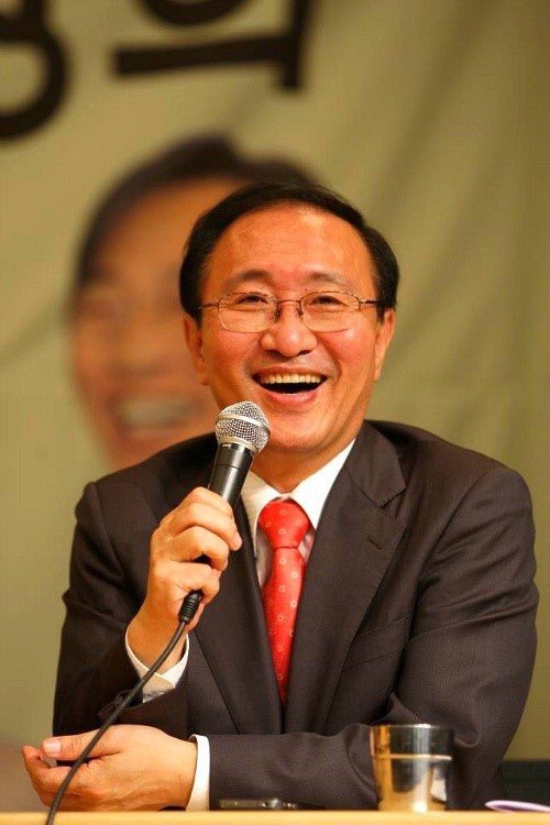 odoomark's tweet image. 에밀 아자르는 “정의롭지 못한 사람들이 더 편안하게 잠을 자는 것 같다. 왜냐하면 그런 사람들은 남의 일에 아랑곳하지 않으니까. 하지만 정의로운 사람들은 매사에 걱정이 많아서 잠을 제대로 잘 수 없다”고 했습니다. 또 한 명의 잠못이루던 정의로운 사람을 잃었습니다. 명복을 빕니다.