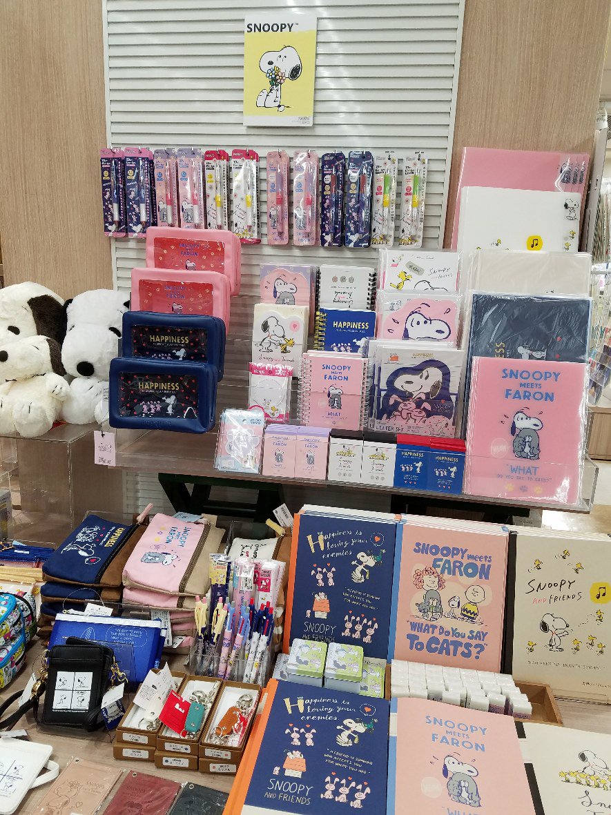 有隣堂アトレ新浦安店 文具 スヌーピーグッズ展開中 あぁ可愛い あぁ癒される あぁ ずっと見ていたい スヌーピー も良いけれど ウッドストック 黄色い小鳥 が大好き くたくたのスヌーピーぬいぐるみを触りながら仕事したい そんな