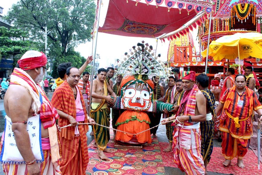 angul_dm's tweet photo. Return of  holy trinity to home. Collector as first servitor does the Chera pahanra.Lakhs of devotees join the grand festival .All arrangements made by district administration for smooth bahuda Yatra. https://t.co/9G9p65VgpA