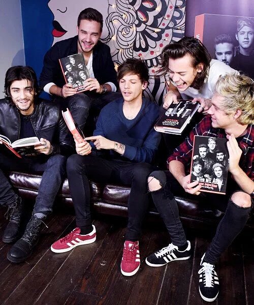 hazzpurpose's tweet photo. no words can express WHAT MAKES 1D BEAUTIFUL, i would always want to stay UP ALL NIGHT just for them and if there is ANOTHER WORLD, i would always look for them. it’s in every LITTLE THING they do that makes them 1d. #8YearsOfOneDirection https://t.co/IBc4pMUQ8X