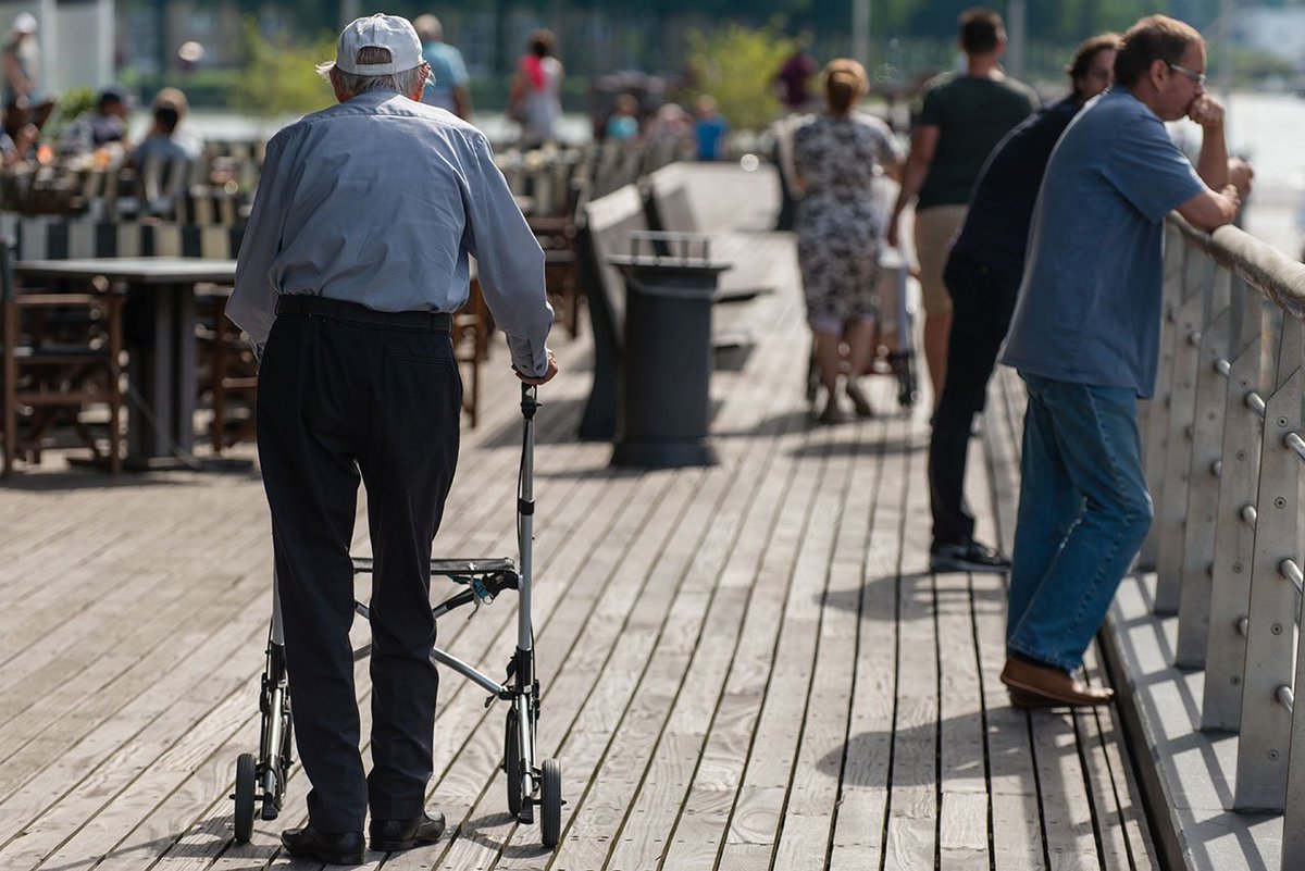 Nationaal #hitteplan actief voor heel NL. #RIVM roept op extra te letten op kwetsbare groepen mensen zoals ouderen, chronisch zieken en mensen met overgewicht. Drink voldoende, zoek verkoeling en let extra op mensen in je omgeving die zorg nodig hebben. bit.ly/2LH2hgf