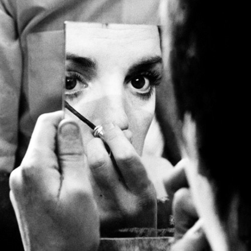 BroadwayInParis's tweet photo. My game face includes mascara! #minnellimondays #lizaminnelli #lizawithaz https://t.co/5F9Gx1wQrm