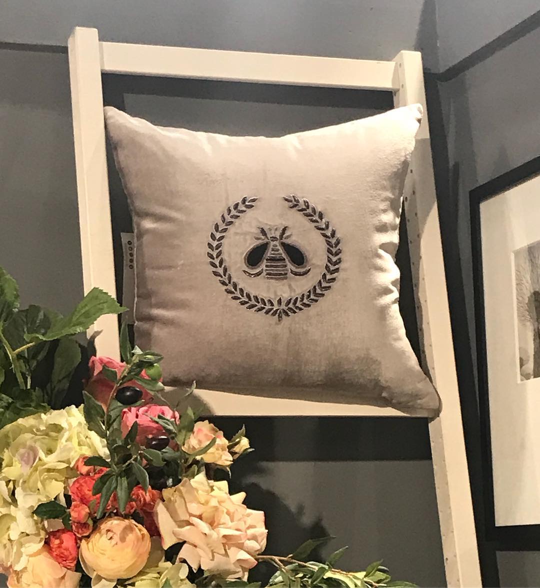 LaKairos's tweet photo. 5 days till the dynamic @LasVegasMarket kick starts. We will be showcasing our decorative pillow and newly launched accessory collection with @orchidsamerica at C 591, Moda Dora - The Bianci Group. So excited...
#lakairos #handembroidery #interiordesign #luxury #mdbg #lvmkt https://t.co/RsNbHxg8vX