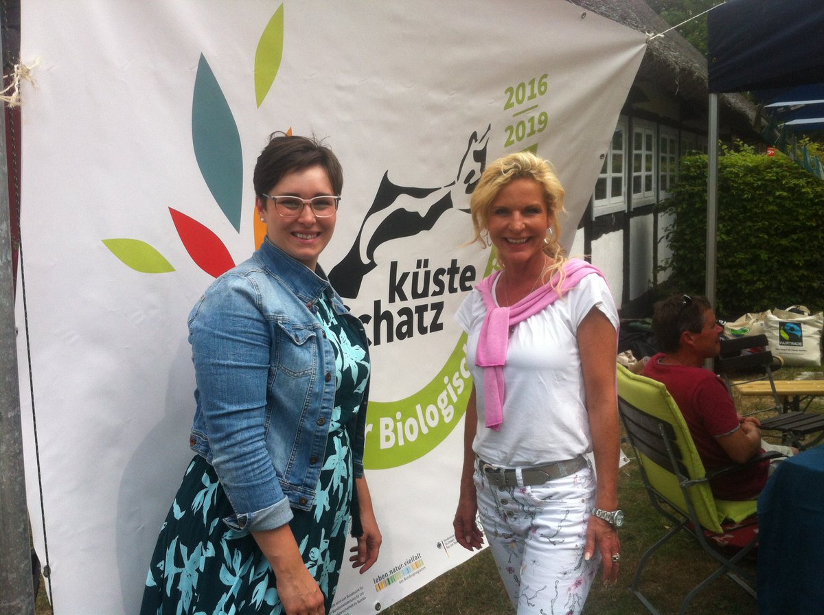 succow_stiftung's tweet photo. Engagiert für den #schatzanderküste... Schirmherrin #VictoriaHerrmann @mdrde und Moderatorin #InaLebedjew @ndrmv beim #festderbiologischenvielfalt gestern in #Klockenhagen 👍@succow_stiftung dankt! https://t.co/NHytHuv0zj
