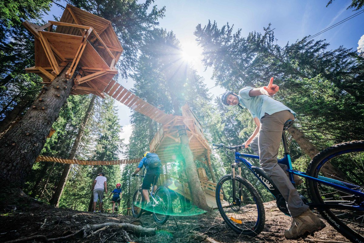La chasse au trésors du Lil'Stash 🌻
Cadeaux, merguez, soleil, vtt, tyrolienne, et bonne humeur voici un résumé d'une journée pas comme les autres 📸Keno Derleyn. Et si les images vous donne envie, suivez le sentier le long du golf à pied ou suivez la piste verte Fourmiz en vélo.