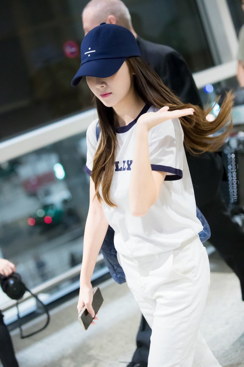 auaugust88's tweet photo. 180722 #jessica #jessicajung #鄭秀妍 #정수연 arrival at #hongkong airport PART 2 https://t.co/4SFrYbZHSI