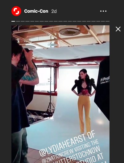 shutterstockDE's tweet photo. Behind the Scenes: Geht mit unseren @ShutterstockNow-Fotografen @ChelseaLaurenLA und @AndrewHWalker zum Shooten und entdeckt das @Variety Portrait-Studio der #ComicCon https://t.co/nGegUsUNLA #SDCC18 #ComiCon2018 #MesseStuttgart #ComiConGermany https://t.co/avSdw1YI5C
