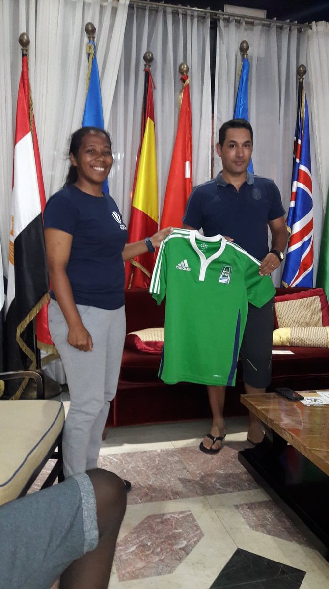 L'association #UnMaillotUnSourire a fourni les premiers sifflets et pochettes de cartons aux arbitres africains "espoirs". Les maillots d'arbitres récoltés vont avoir une 2ème vie. Merci à tous pour votre soutien. #SupportAfricanReferees 🏉🏉🏉❤️