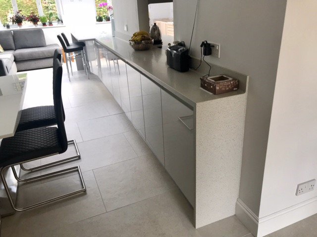 TheWharfBlog's tweet image. Unusual shaped kitchen, with beams located in the center of the worktop, solid surface allows us to perfectly follow the shape of the structure. With the additions of slab ends, a breakfast bar area and coved upstands. Just a few of the capabilities Wharf Seamless has to offer.