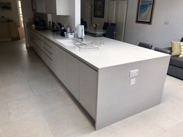TheWharfBlog's tweet image. Unusual shaped kitchen, with beams located in the center of the worktop, solid surface allows us to perfectly follow the shape of the structure. With the additions of slab ends, a breakfast bar area and coved upstands. Just a few of the capabilities Wharf Seamless has to offer.