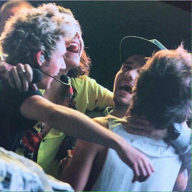 WeyheyStylesx's tweet image. MY HEART 
#8yearsOneDirection