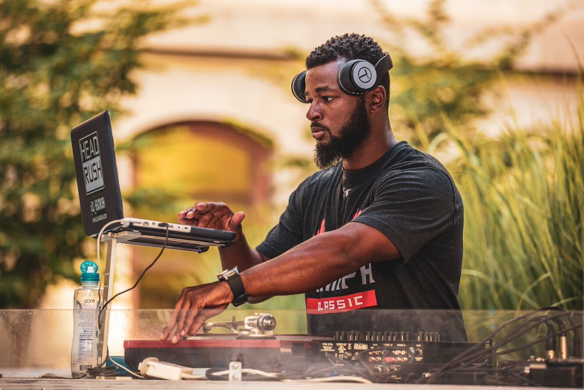 PHLCouncil's tweet photo. .@councilwomanbrb hosted a free @fitacademyphl workout in the City Hall Courtyard last week, featuring high energy coaching from Osayi Osunde, music, snacks and post-workout networking.
https://t.co/K1fnfmdOHj https://t.co/BTRqT6JaGi