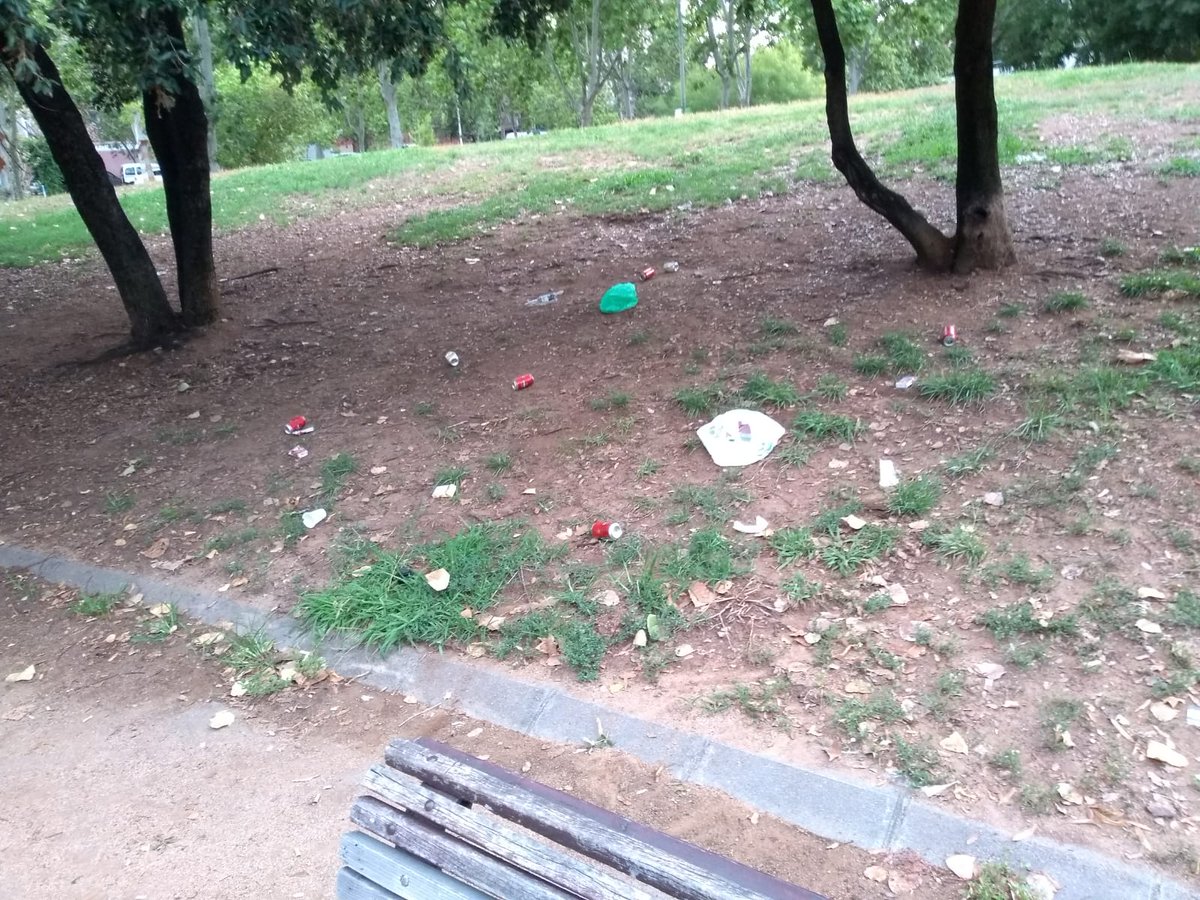 RaquelCR77's tweet photo. 🐕 no embruta  🚶si embruten, carnet civic per a tots!! #jotbsocbarcelona #aixonoesdegos  #totsfemcaca @BCN_Ecologia @fximeno @bcn_ajuntament @espaigosbcn @evaarde que has de dir? https://t.co/tagtsqPYfg