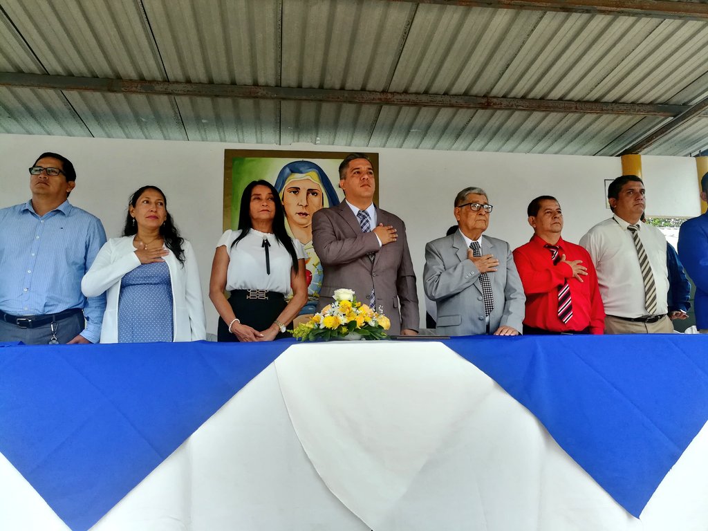 DrCamiloSalinas's tweet photo. Con gran entusiasmo inicio mi semana en la parroquia Catarama del cantón Urdaneta, asisto a #LunesCívico en la #UEFSimónBolívar donde tratamos el tema del Bullying un mal que está dañando a nuestros niños. https://t.co/idgZTLuYqK