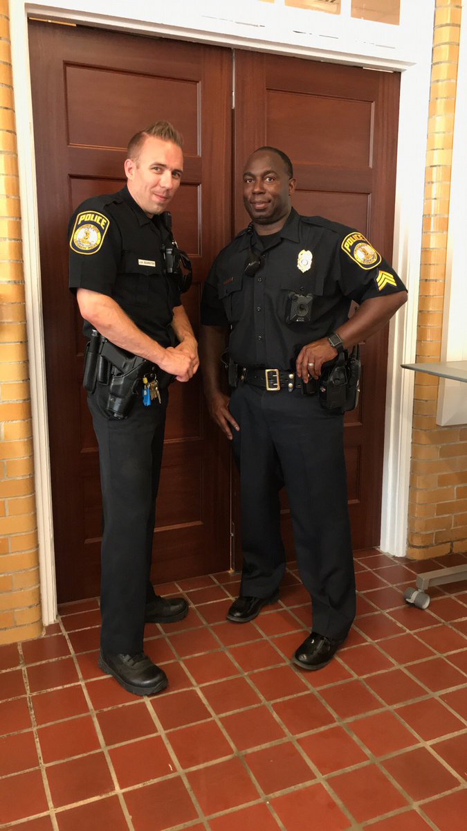vsuvil's tweet image. Virginia State University Police stopped by to speak to the kids, but found themselves going to recess and playing ball! Showing these young men that they can achieve anything‼️📚 🔬@LearningVerizon @dpvils #WeNeedMorePoliceInvolvement #VSUVIL #VILMM #VerizonInnovativeLearning
