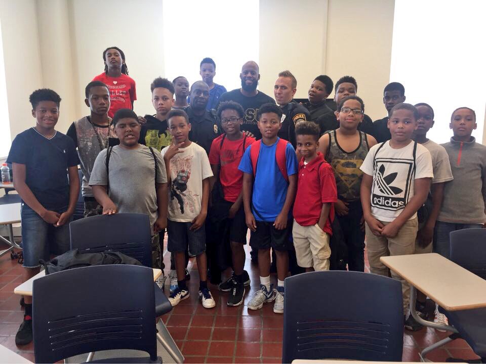 vsuvil's tweet image. Virginia State University Police stopped by to speak to the kids, but found themselves going to recess and playing ball! Showing these young men that they can achieve anything‼️📚 🔬@LearningVerizon @dpvils #WeNeedMorePoliceInvolvement #VSUVIL #VILMM #VerizonInnovativeLearning