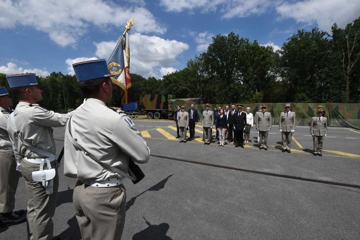 armeedeTerre's tweet image. Ce jour le général Jean-pierre BOSSER #CEMAT accompagne @florence_parly  et le général François LECOINTRE #CEMA au #2RMAT de Bruz, pour rencontrer les acteurs du maintien en condition opérationnelle des matériels terrestres #MCO