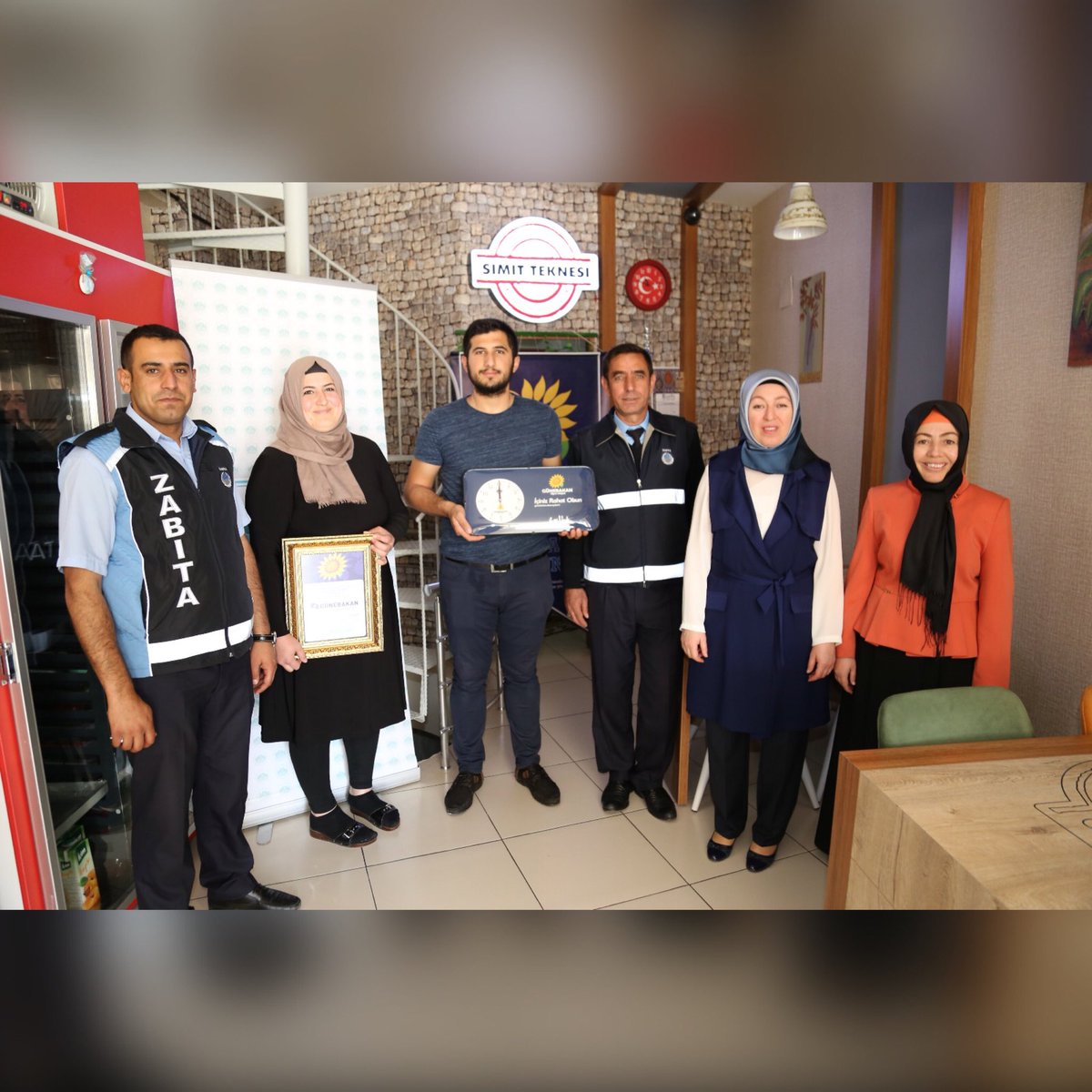 68GUNEBAKAN's tweet photo. Günebakan Değerlendirme Komisyonu tarafından yapılan değerlendirme sonucunda Simit Teknesi Çarşı 2 şubesi işletmesi Günebakan Sertifikasına layık görüldü. Çalışanlarını ve işletme yetkililerini kutluyoruz. Günebakan ailesine 1 işletme daha katıldı. https://t.co/rZ7yq6W9Ke