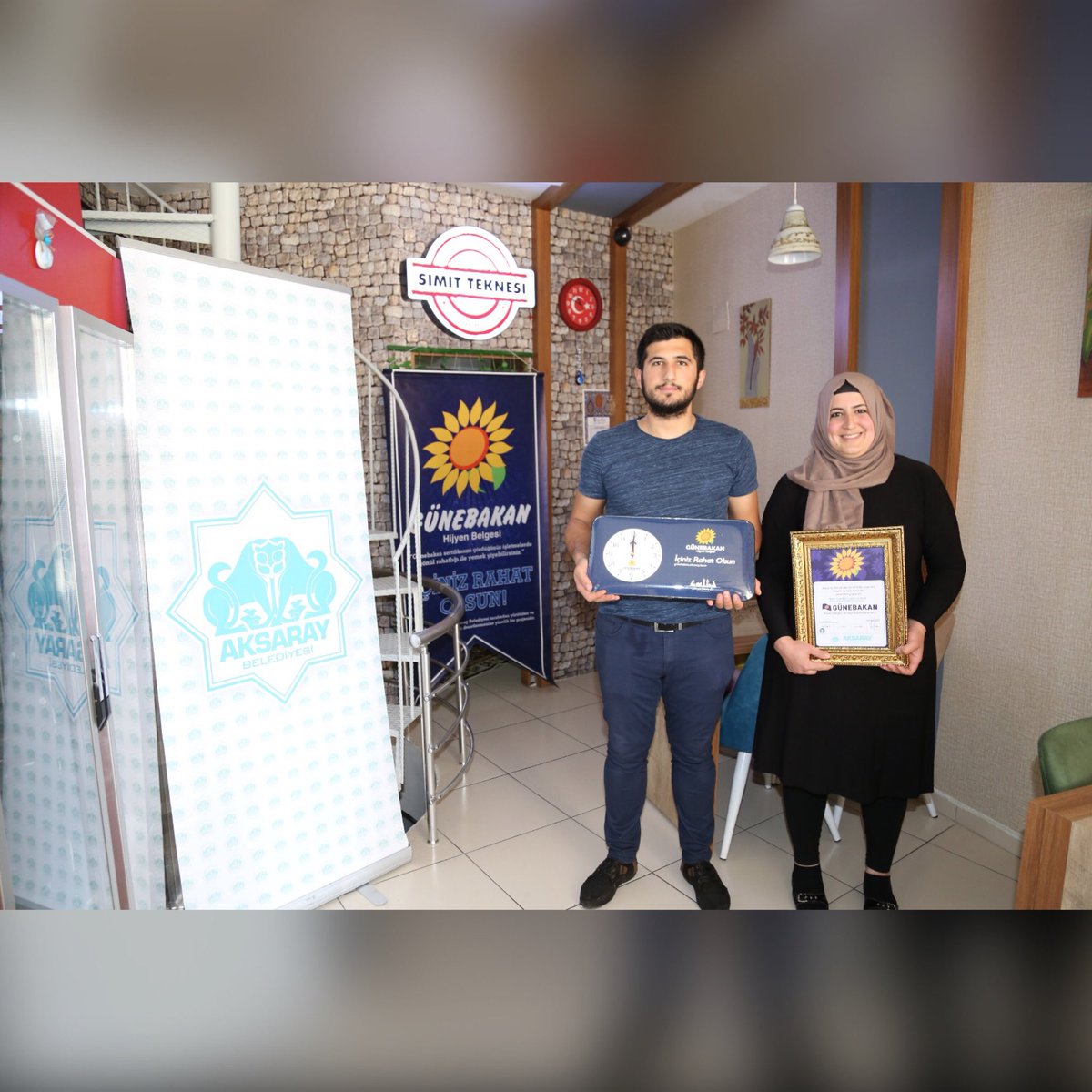 68GUNEBAKAN's tweet photo. Günebakan Değerlendirme Komisyonu tarafından yapılan değerlendirme sonucunda Simit Teknesi Çarşı 2 şubesi işletmesi Günebakan Sertifikasına layık görüldü. Çalışanlarını ve işletme yetkililerini kutluyoruz. Günebakan ailesine 1 işletme daha katıldı. https://t.co/rZ7yq6W9Ke