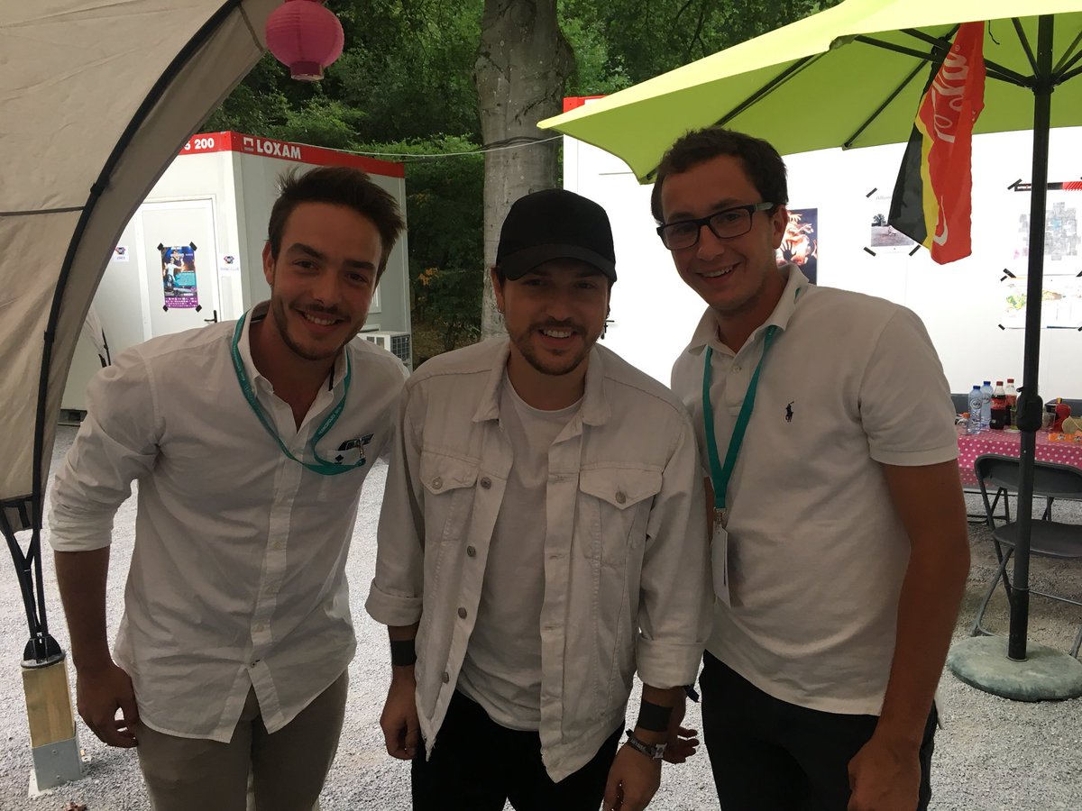 Plaisir de rencontrer @quentinmosimann pour @48fm avec <a href="/VictorMITULA/">Victor MITULA</a> aux <a href="/francosdespa/">Francofolies de Spa</a> 🎤📻 Un gars génial, super dispo 👍🏻 #FrancosDeSpa #Francos18