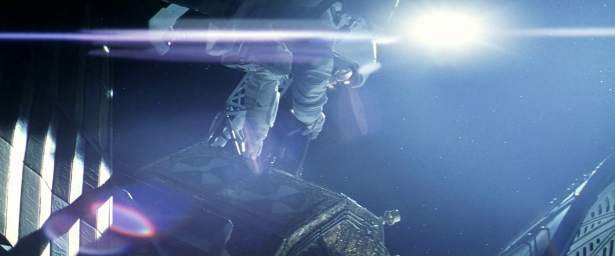 J'ai l'impression que c'est dans ce film que J.J. Abrams (qui en est un des scénaristes) s'est découvert un amour des flares. Il y a aussi cette bonne petite séquence en mode proto-GRAVITY.