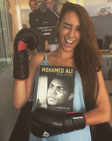 LRKabeya's tweet photo. 🚨🎁CADEAU DU JOUR !🎁🚨🥊

Aujourd'hui, la boxe est à l'honneur ! Tentez de remporter l'ouvrage-photos "Mohamed Ali - Sans filtre" !

Pour le gagner➡️RT+FOLLOW 

 Bonne chance ! 🤞

#EDE @lachainelequipe @TalentEditions #boxing #lequipeMercato #Mercato @alexandraxgomes https://t.co/EKZgbxrAFx